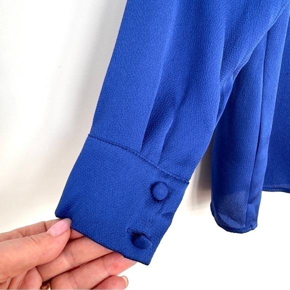 H&M top  with crew neckline & long sleeves, loose fitting and flowy - Picture 5 of 11